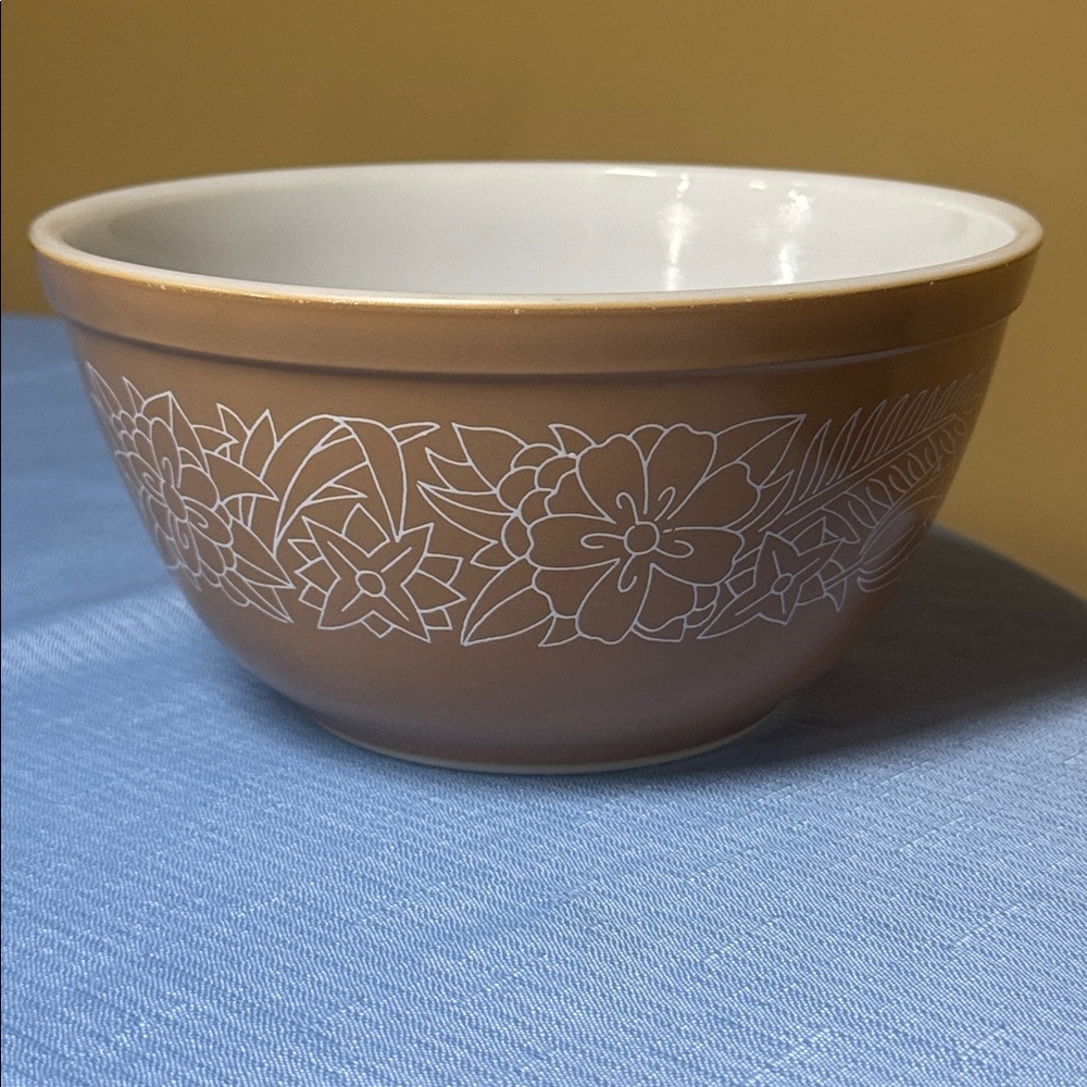 Pyrex woodland brown mixing bowl 1 1/2 qt #402